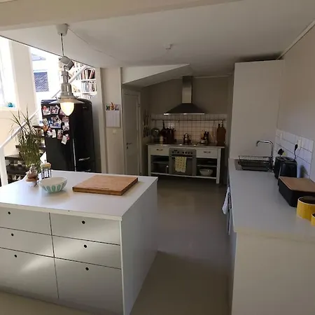 Central, Spacious Lejlighed